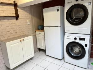 a kitchen with a washing machine and a washer at Gite du Clocher de la Cathédral charmant duplex in Périgueux