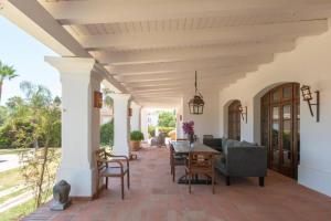 Patio alebo iná vonkajšia časť ubytovania Villa Casa Sol Encantadora villa con piscina