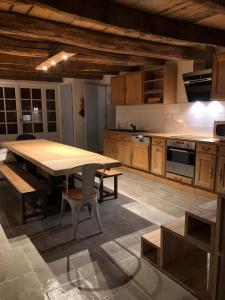 Kuchyň nebo kuchyňský kout v ubytování Le Haut des Lariers Gîte