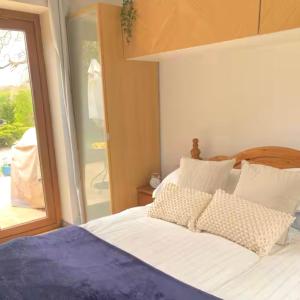 Un dormitorio con una cama y una ventana con vistas. en Cysgod Bach Cottage, en Bala 23 fotos más