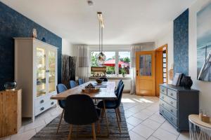 a dining room with a table and chairs at Ferienhaus Ankerglück in Lensahn