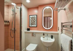 a bathroom with a sink and a toilet and a mirror at master Cannon in London +25 photos