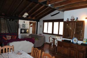 un soggiorno con un divano e un tavolo di La Chimenea de Soria I y I I a Espeja de San Marcelino