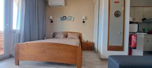 a bedroom with a bed in a room with a window at Sol e Praia Alvor 1 in Alvor