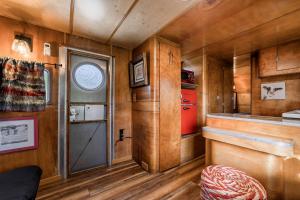 Fotografie z fotogalerie ubytování Vintage Camper Amazingly Equipped Great for a Unique Getaway in Texas v destinaci Spicewood