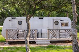 Fotografie z fotogalerie ubytování Vintage Camper Amazingly Equipped Great for a Unique Getaway in Texas v destinaci Spicewood