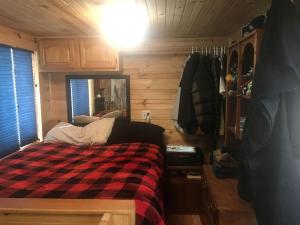 Galeriebild der Unterkunft Rustic Tiny Cabin Nestled in the Woods for an Off-Grid Escape in Nature in Nevada City, California in Nevada City