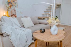 イラクリオン・タウンにあるTerrazzo City Aptsのソファとテーブルのあるリビングルーム