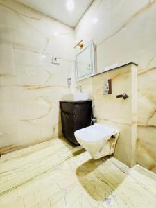 Koupelna v ubytování Hotel Samrat R Unit By Satwa Home Stay 10 Mints Walking Distance Nizamuddin Railway Station