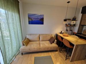 ein Wohnzimmer mit Sofa und Tisch in der Unterkunft Apartment ENJOY in Bar