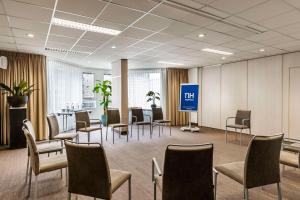 Ein Sitzbereich in der Unterkunft NH Zandvoort Hotel