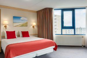 Ein Bett oder Betten in einem Zimmer der Unterkunft NH Zandvoort Hotel