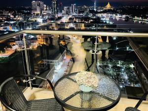 Balkón nebo terasa v ubytování Kuching City Center Riverine Apartment with Balcony and City View