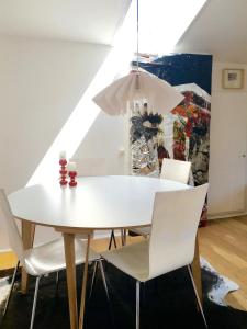 ein Esszimmer mit einem weißen Tisch und weißen Stühlen in der Unterkunft Ferienwohnung Jahn in Oberammergau