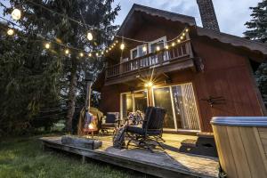 Giardino di Rustic Cabin Rental with a Hot Tub near Windham, New York