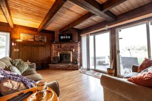 Area soggiorno di Rustic Cabin Rental with a Hot Tub near Windham, New York