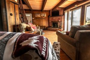Area soggiorno di Rustic Cabin Rental with a Hot Tub near Windham, New York