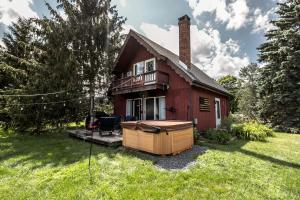 Giardino di Rustic Cabin Rental with a Hot Tub near Windham, New York