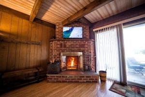 TV o dispositivi per l'intrattenimento presso Rustic Cabin Rental with a Hot Tub near Windham, New York