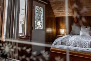 Letto o letti in una camera di Rustic Cabin Rental with a Hot Tub near Windham, New York