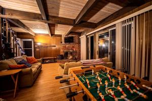 Area soggiorno di Rustic Cabin Rental with a Hot Tub near Windham, New York