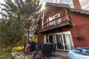 Giardino di Rustic Cabin Rental with a Hot Tub near Windham, New York