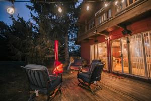 Patio o area all'aperto di Rustic Cabin Rental with a Hot Tub near Windham, New York