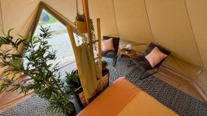Posezení v ubytování Glamping La Yurta nel Verde luxe Belltent