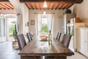 コルトーナにあるBorgo La Fonte - Together in Tuscanyの木製のテーブルと椅子のあるダイニングルーム