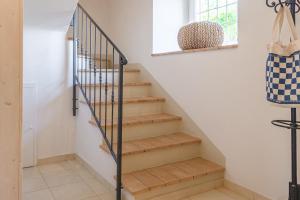 コルトーナにあるBorgo La Fonte - Together in Tuscanyの木製の階段とガラスの手すりが付いた階段