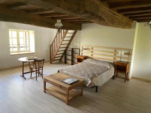 Postel nebo postele na pokoji v ubytování Le Haut des Lariers Gîte