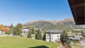 a view of a resort with mountains in the background at Chesa Sarvit 1 - Trilocale in Celerina