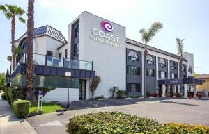 伯班克Coast Burbank Hotel的一栋建筑，上面写着“成本顾问”