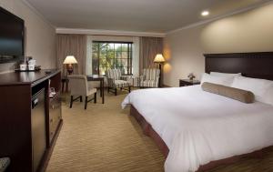 Coast Burbank Hotel客房内的一张或多张床位
