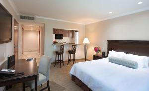 Coast Burbank Hotel客房内的一张或多张床位