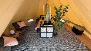 Posezení v ubytování Glamping La Yurta nel Verde luxe Belltent