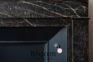 a black door with a pink button on it at Appartement de Standing Neuf in Nancy