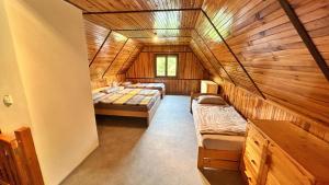 una habitación con dos camas en una cabaña de madera en Chata Lužnice, en Koloděje nad Lužnicí