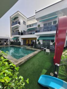 an image of a house with a swimming pool at Villa à louer in Saly Portudal