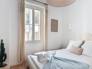 Una cama o camas en una habitación de Effet Mer - neuf, central, Port, Plage&Palais, clim