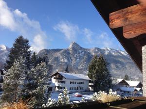 Blick auf einen verschneiten Berg von einem Haus in der Unterkunft Ferienwohnung Jahn in Oberammergau