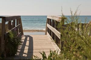 una passerella di legno che conduce alla spiaggia di Villa Miramar Frontignan a Frontignan