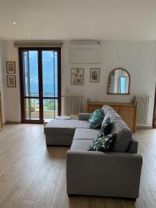 un soggiorno con un divano e uno specchio di Bellagio Lake View a Bellagio