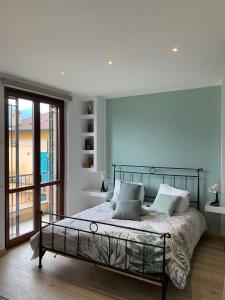 una camera da letto con un letto con vista sull'oceano di Bellagio Lake View a Bellagio