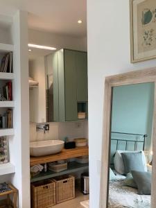 un bagno con lavandino e specchio di Bellagio Lake View a Bellagio