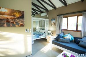 Un dormitorio con una cama y un sofá en una habitación. en Bella Vida, en Matango 61 fotos más