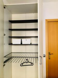 Una cocina con un estante con cajas encima. en Habitación privada junto al mar en la Barceloneta, en Barcelona