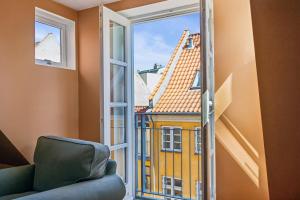 Zimmer mit Fenster und Blick auf ein Gebäude in der Unterkunft Most Central Location - By Tivoli Nyhavn & Metro in Kopenhagen