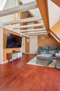 ein Wohnzimmer mit Sofa und Fernseher in der Unterkunft Most Central Location - By Tivoli Nyhavn & Metro in Kopenhagen