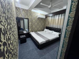 Postel nebo postele na pokoji v ubytování Hotel Ebraj Sylhet